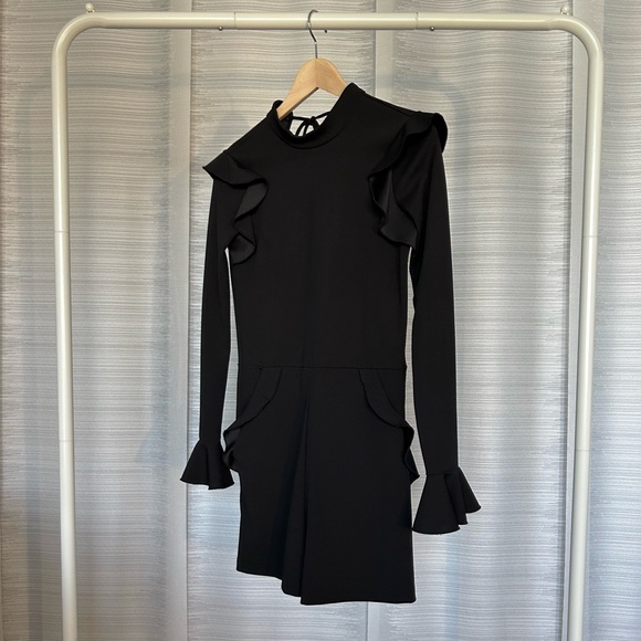 Jumpsuit short black onesie, longue ruffled sleeves, with pockets, open back - Picture 4 of 4